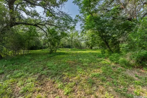 224 County Road 662, Devine, TX 78016