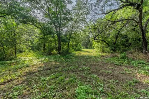 224 County Road 662, Devine, TX 78016 photo 2