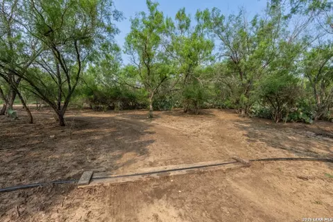 224 County Road 662, Devine, TX 78016 photo 7