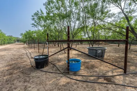 224 County Road 662, Devine, TX 78016 photo 11