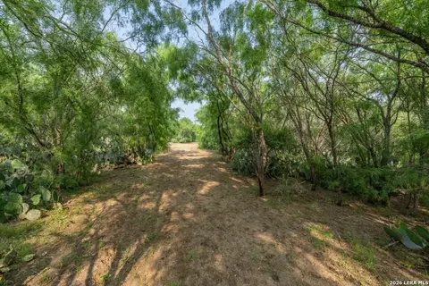 224 County Road 662, Devine, TX 78016 photo 34