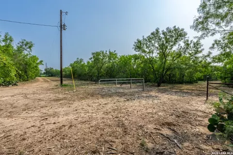 224 County Road 662, Devine, TX 78016 photo 21