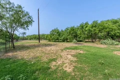 224 County Road 662, Devine, TX 78016 photo 19