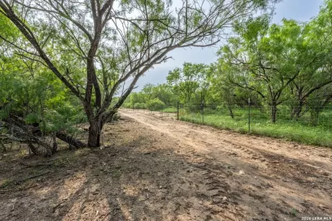 224 County Road 662, Devine, TX 78016 photo 8