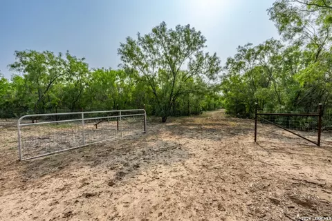 224 County Road 662, Devine, TX 78016 photo 20