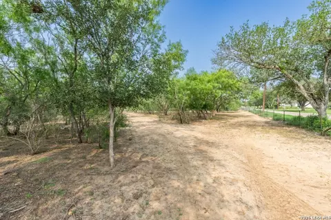 224 County Road 662, Devine, TX 78016 photo 16