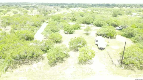 106 Lenette Dr, Woodsboro, TX 78393