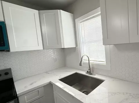 503 E King St, Refugio, TX 78377 photo 5