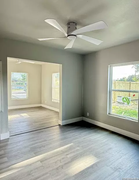 503 E King St, Refugio, TX 78377 photo 2