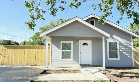 503 E King St, Refugio, TX 78377
