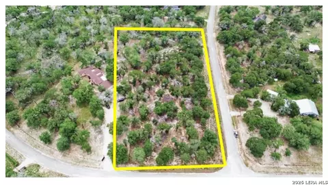 105 Scenic Oak Dr, Floresville, TX 78114
