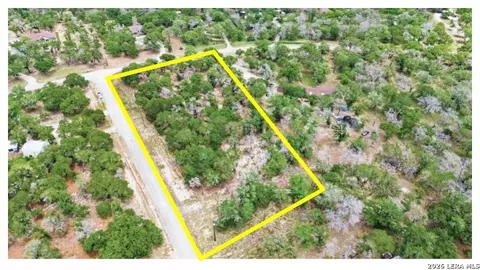105 Scenic Oak Dr, Floresville, TX 78114