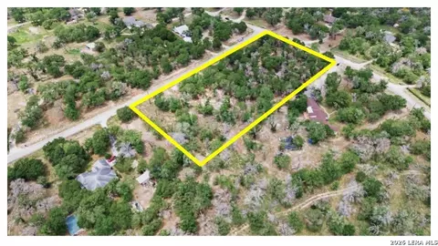 105 Scenic Oak Dr, Floresville, TX 78114