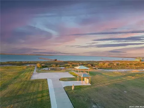 109 Sunrise Dr, Rockport, TX 78382