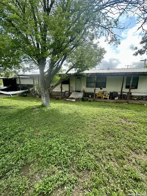 906 El Paso St, Sabinal, TX 78881