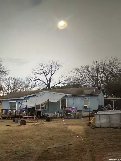 906 El Paso St, Sabinal, TX 78881