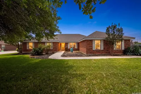 122 Castlewood Dr, Seguin, TX 78155