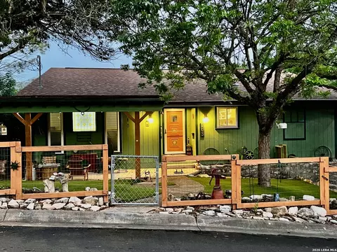 703 Tanglewood Ln, Kerrville, TX 78028