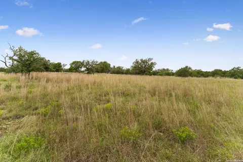 997 Gw Edwards Ln, Pipe Creek, TX 78063