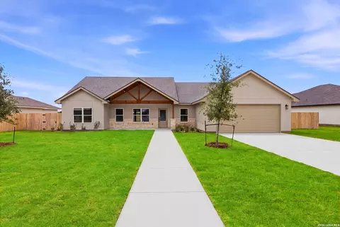 617 34th St, Hondo, TX 78861