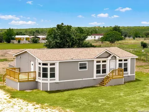 407 High Ridge Dr, Seguin, TX 78155