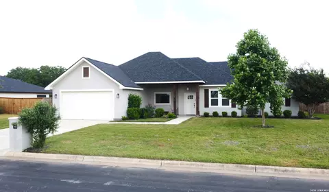 806 34th St, Hondo, TX 78861