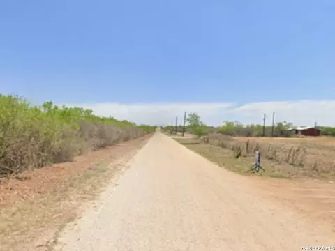 2017 County Road 651, Devine, TX 78016 photo 3