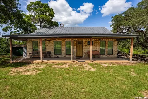 1040 Panther Hill Rd, Vanderpool, TX 78885