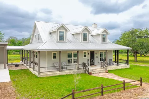 1407 County Road 761, Devine, TX 78016