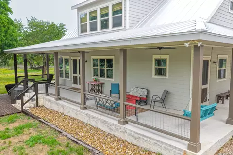 Exterior - 1407 County Road 761, Devine, TX 78016 photo 4 of 7