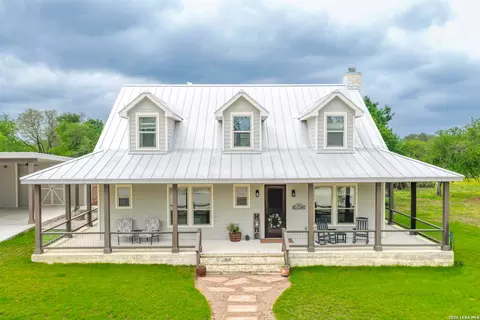 Exterior - 1407 County Road 761, Devine, TX 78016 photo 2 of 7