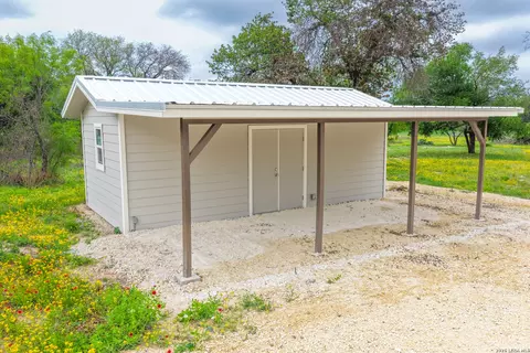 Exterior - 1407 County Road 761, Devine, TX 78016 photo 6 of 7