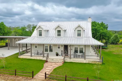 Exterior - 1407 County Road 761, Devine, TX 78016 photo 3 of 7