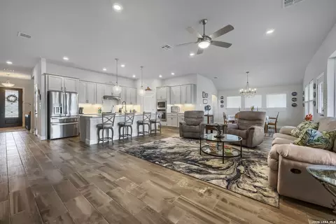 14815 Highdere Ln, San Antonio, TX 78245
