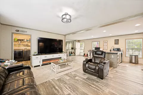 160 Kothmann Rd, La Vernia, TX 78121