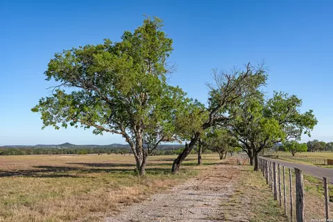 000 Clearwater, Comfort, TX 78013