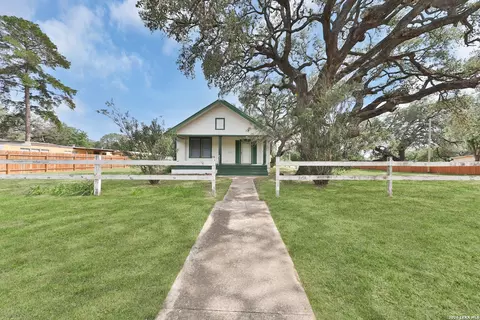 804 Commerce St, Pleasanton, TX 78064