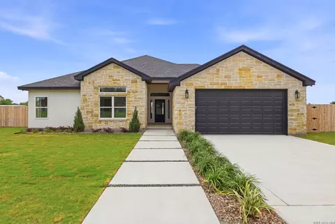 705 34th St, Hondo, TX 78861