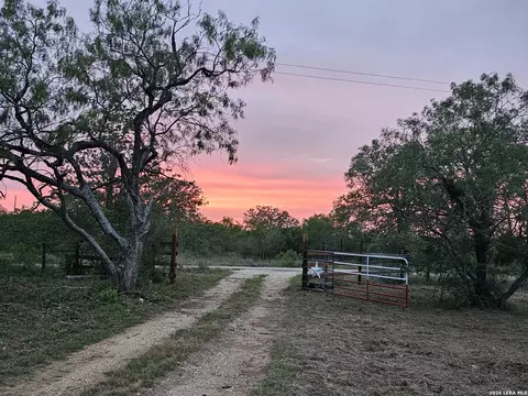 845 Campobella Ln, Kingsbury, TX 78638