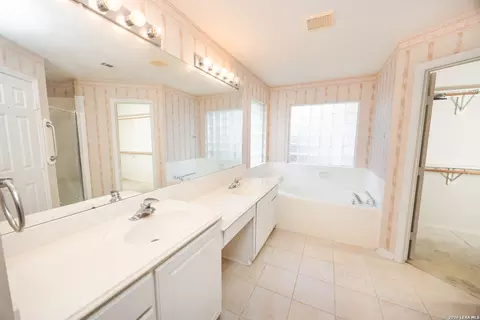 Bath - 34 W Foxbriar Forest Cir, Spring, TX 77382 photo 2 of 2