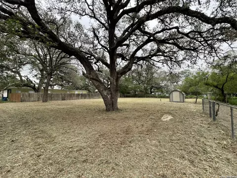 822 Market St, Pleasanton, TX 78064