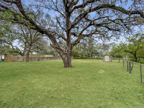 822 Market St, Pleasanton, TX 78064