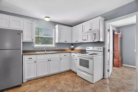 Kitchen - 1899 Sunflower, Luling, TX 78648 photo 3 of 3