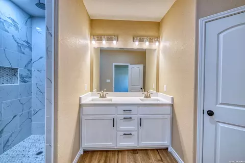 Bath - 2 Hope Pl, Uvalde, TX 78801 photo 1 of 4
