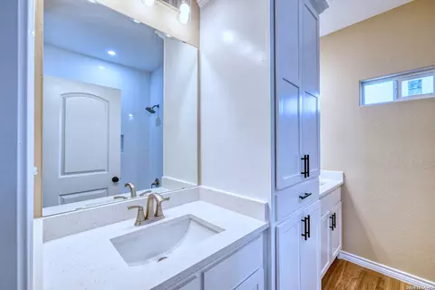 Bath - 2 Hope Pl, Uvalde, TX 78801 photo 3 of 4