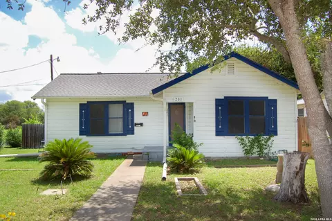 201 S Alta Vista St, Beeville, TX 78102