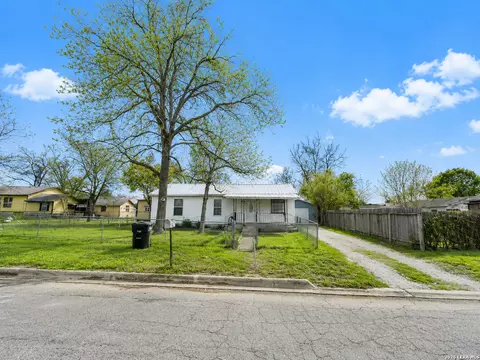 784 Samuels St, New Braunfels, TX 78130