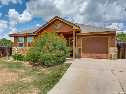 529 Indian Xing, Jourdanton, TX 78026