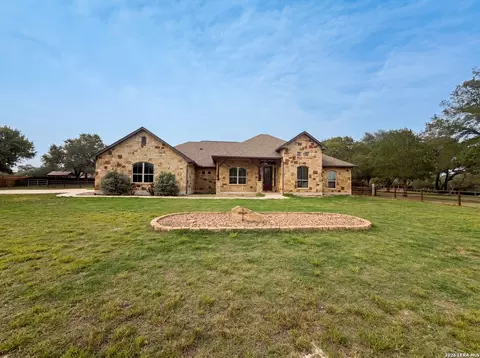 105 Eden Vly, Adkins, TX 78101