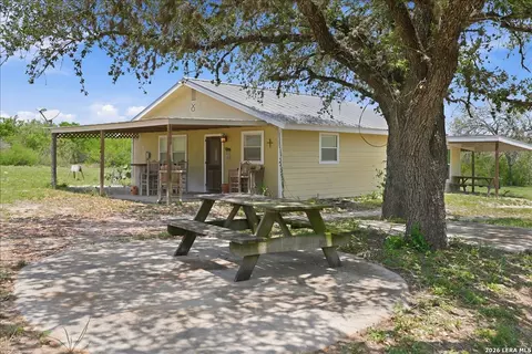 731 County Road 325, George West, TX 78022